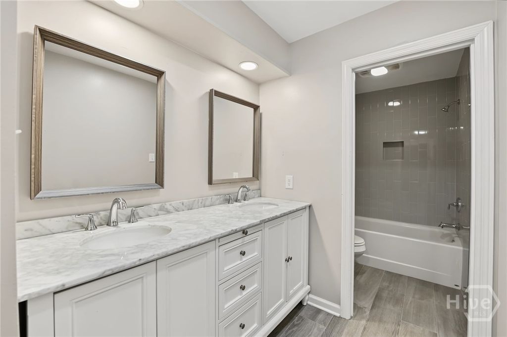 Image 19 of property listing at 11 Village Green Circle, Savannah, GA 31411