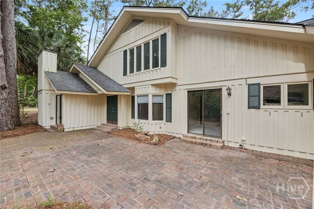 Image 2 of property listing at 11 Village Green Circle, Savannah, GA 31411