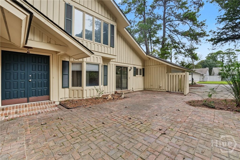 Image 4 of property listing at 11 Village Green Circle, Savannah, GA 31411