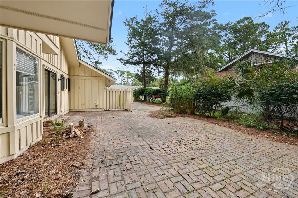 Image 5 of property listing at 11 Village Green Circle, Savannah, GA 31411