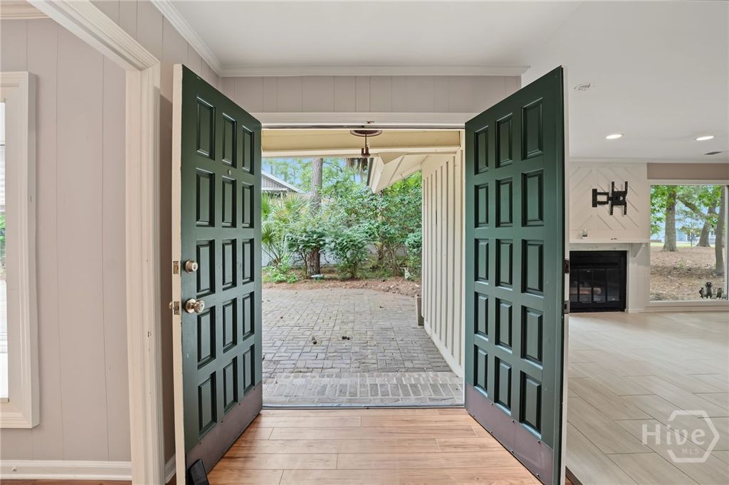Image 6 of property listing at 11 Village Green Circle, Savannah, GA 31411