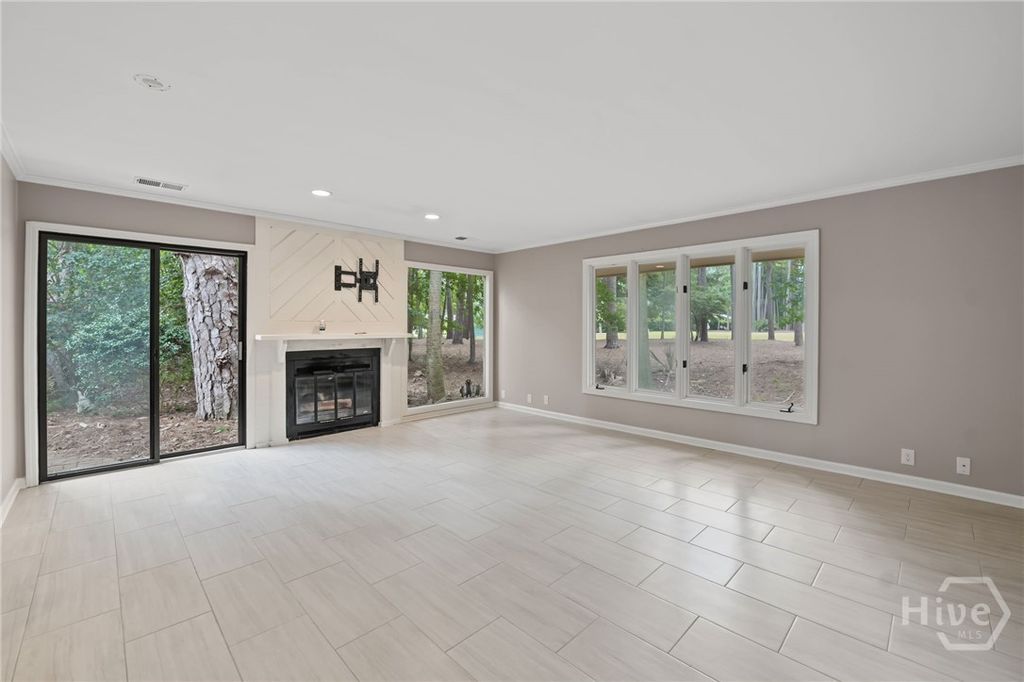 Image 7 of property listing at 11 Village Green Circle, Savannah, GA 31411