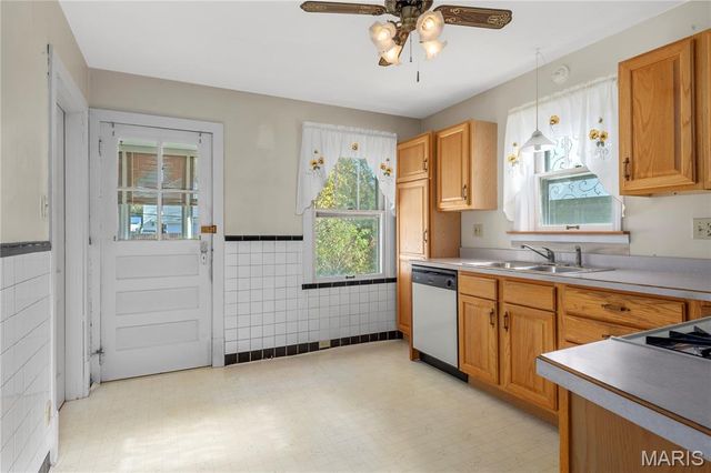 2424 Rockford Avenue, St Louis, MO 63144