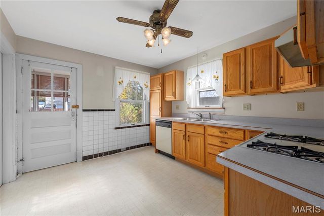 2424 Rockford Avenue, St Louis, MO 63144