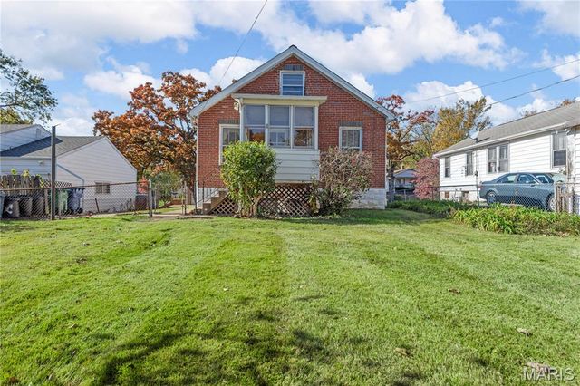 2424 Rockford Avenue, St Louis, MO 63144