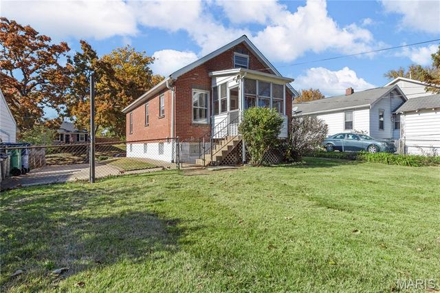 2424 Rockford Avenue, St Louis, MO 63144