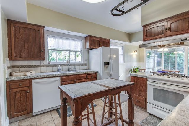 1064 N Poplar Avenue, Fresno, CA 93728