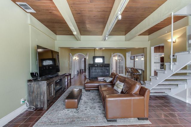 1064 N Poplar Avenue, Fresno, CA 93728