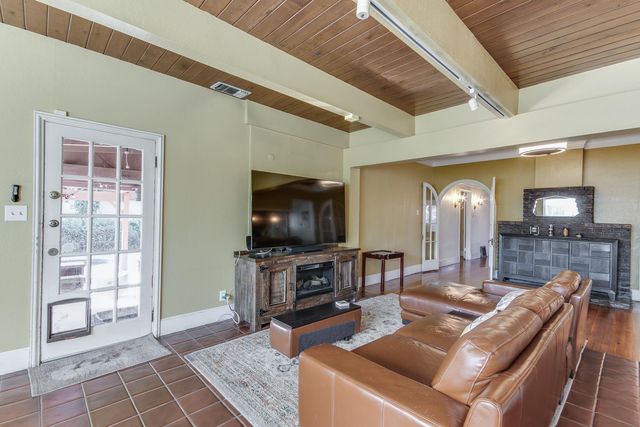 1064 N Poplar Avenue, Fresno, CA 93728