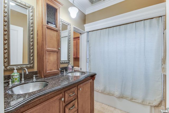 1064 N Poplar Avenue, Fresno, CA 93728