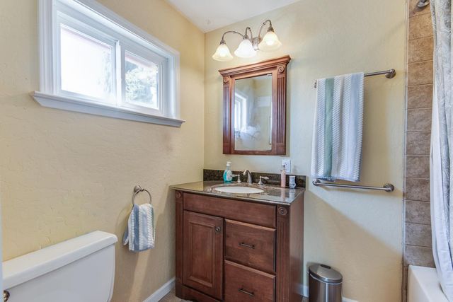 1064 N Poplar Avenue, Fresno, CA 93728