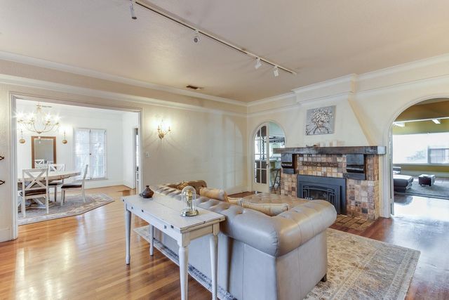 1064 N Poplar Avenue, Fresno, CA 93728