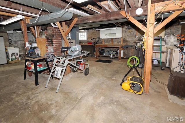 207 Fee Fee Road, Maryland Heights, MO 63043