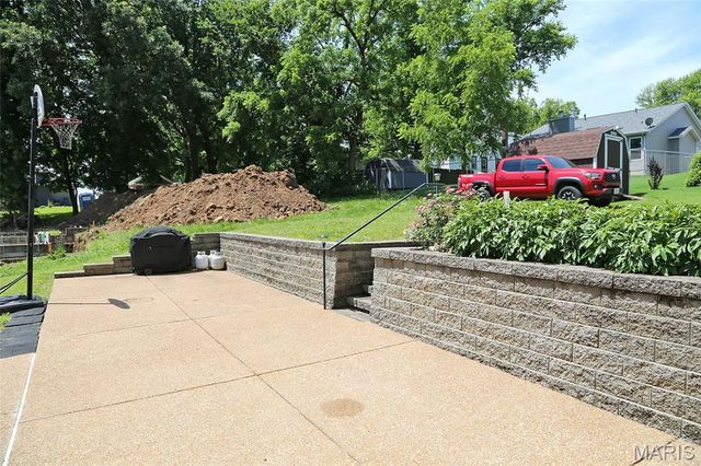 207 Fee Fee Road, Maryland Heights, MO 63043