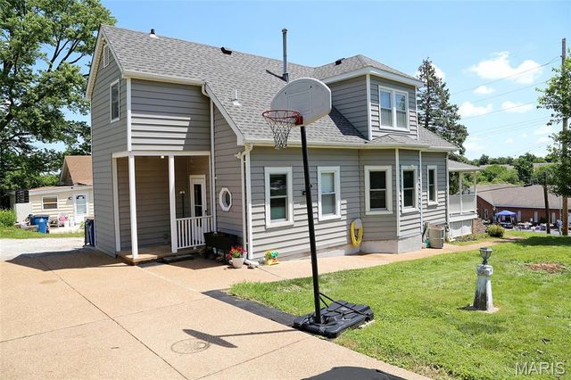 207 Fee Fee Road, Maryland Heights, MO 63043