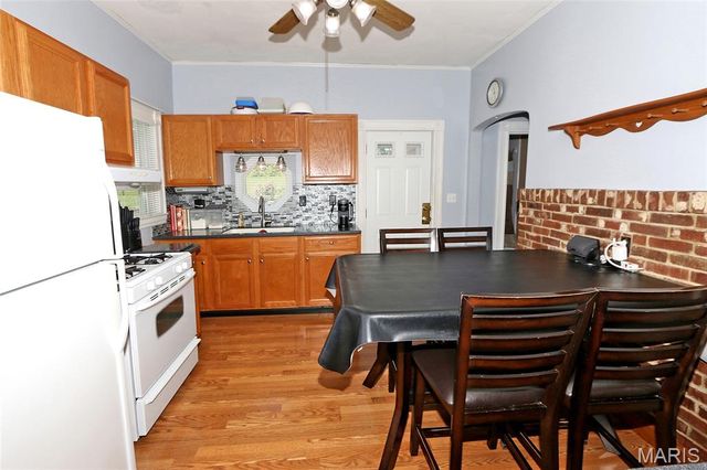 207 Fee Fee Road, Maryland Heights, MO 63043