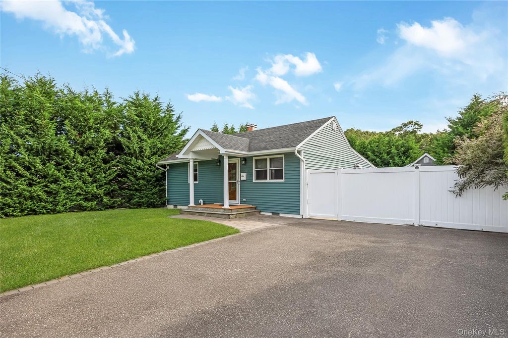 28 Academy Lane, Oakdale, NY 11769 — exterior