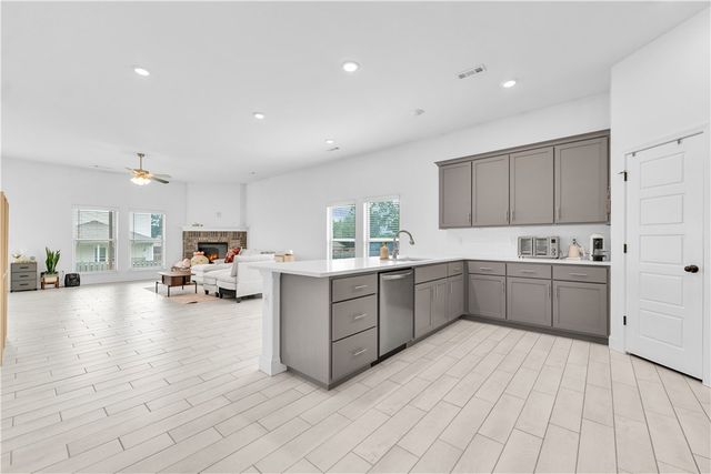 2413 England Lane, Pea Ridge, AR 72751