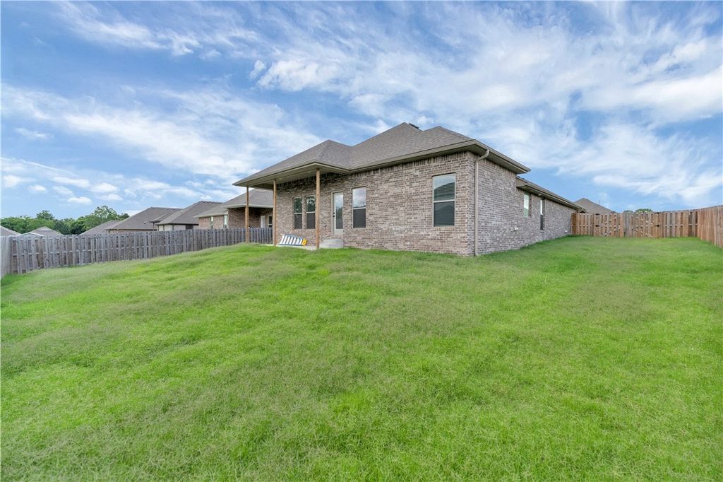 2413 England Lane, Pea Ridge, AR 72751