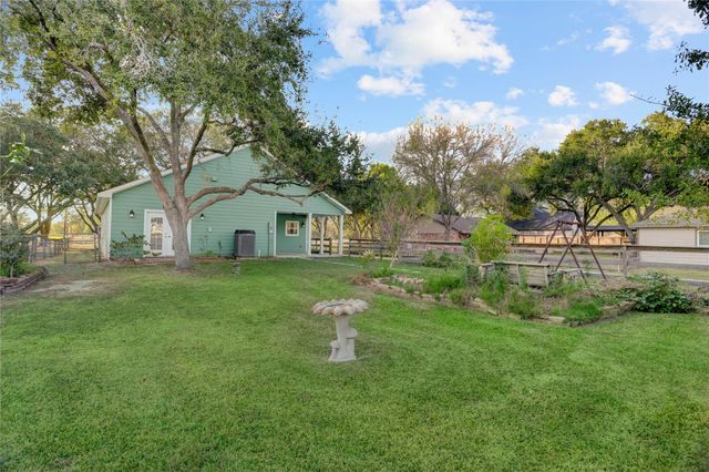 2075 Lomax School Road, La Porte, TX 77571