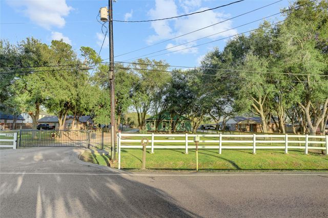 2075 Lomax School Road, La Porte, TX 77571