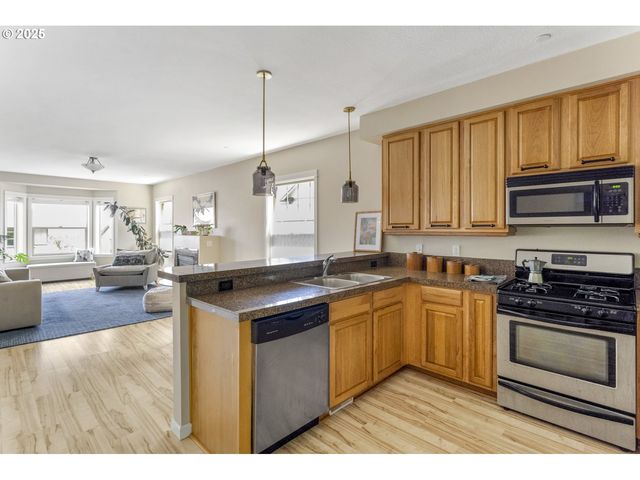 9243 Nw GERMANTOWN Rd, Portland, OR 97231