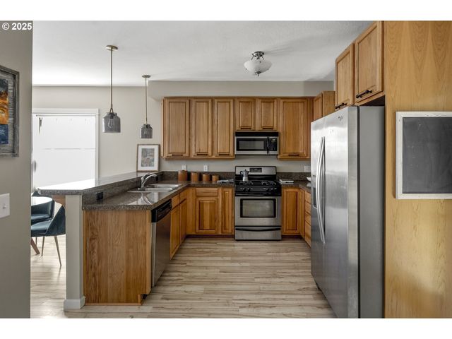 9243 Nw GERMANTOWN Rd, Portland, OR 97231
