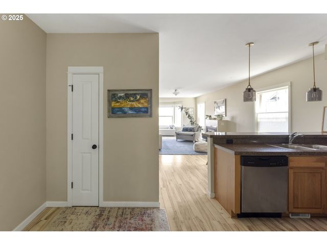 9243 Nw GERMANTOWN Rd, Portland, OR 97231