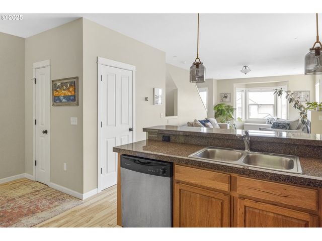 9243 Nw GERMANTOWN Rd, Portland, OR 97231