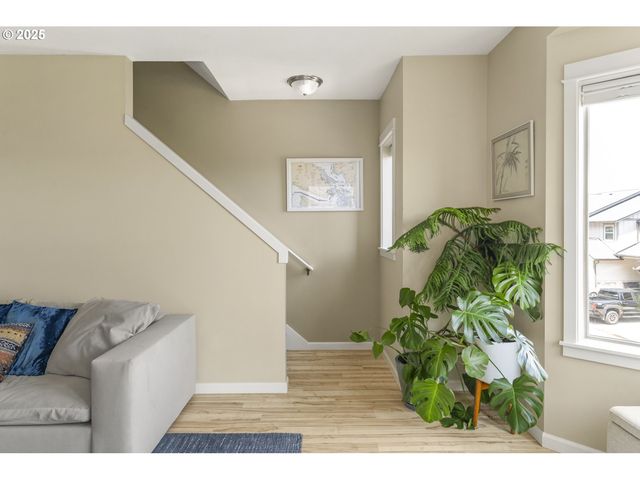 9243 Nw GERMANTOWN Rd, Portland, OR 97231