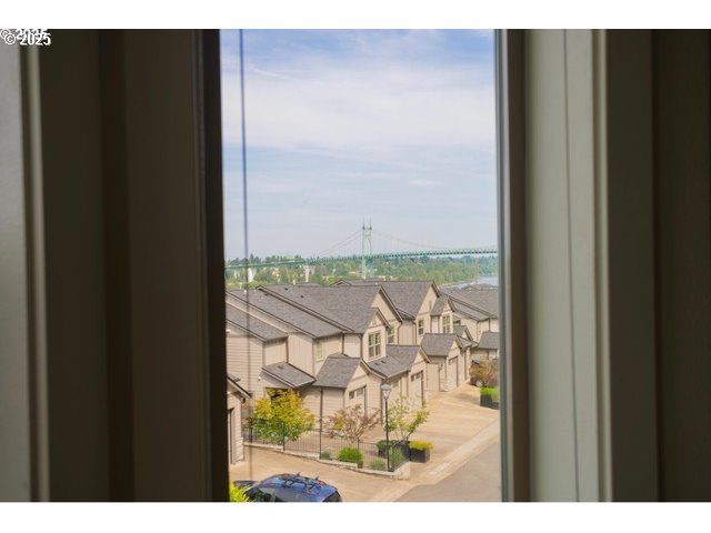 9243 Nw GERMANTOWN Rd, Portland, OR 97231
