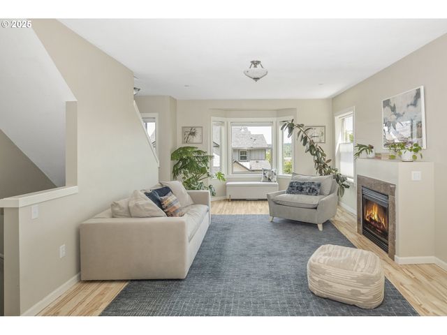 9243 Nw GERMANTOWN Rd, Portland, OR 97231