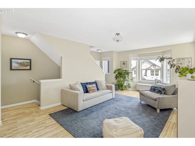 9243 Nw GERMANTOWN Rd, Portland, OR 97231