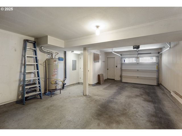 9243 Nw GERMANTOWN Rd, Portland, OR 97231