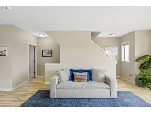9243 Nw GERMANTOWN Rd, Portland, OR 97231