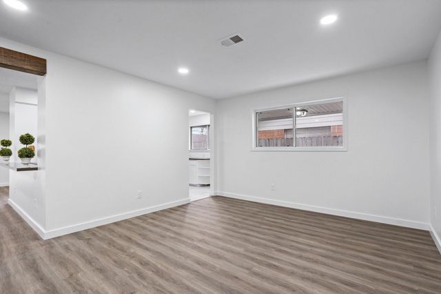 322 E Edgebrook Drive, Houston, TX 77034