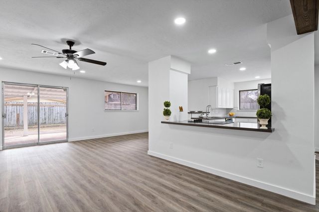 322 E Edgebrook Drive, Houston, TX 77034