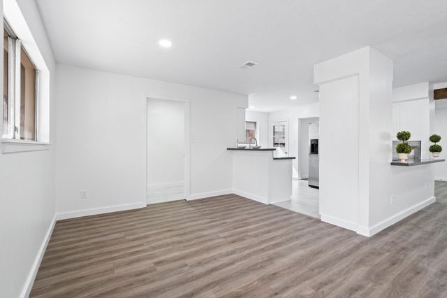 322 E Edgebrook Drive, Houston, TX 77034