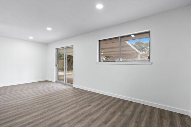 322 E Edgebrook Drive, Houston, TX 77034