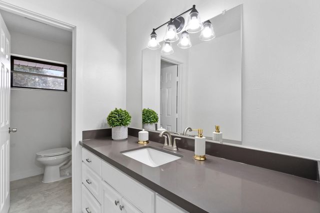 322 E Edgebrook Drive, Houston, TX 77034