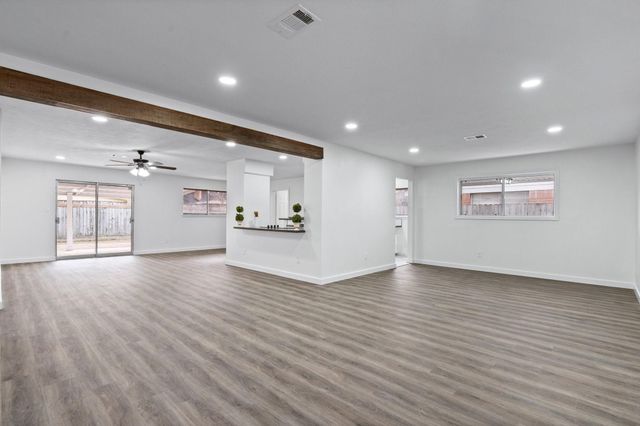 322 E Edgebrook Drive, Houston, TX 77034