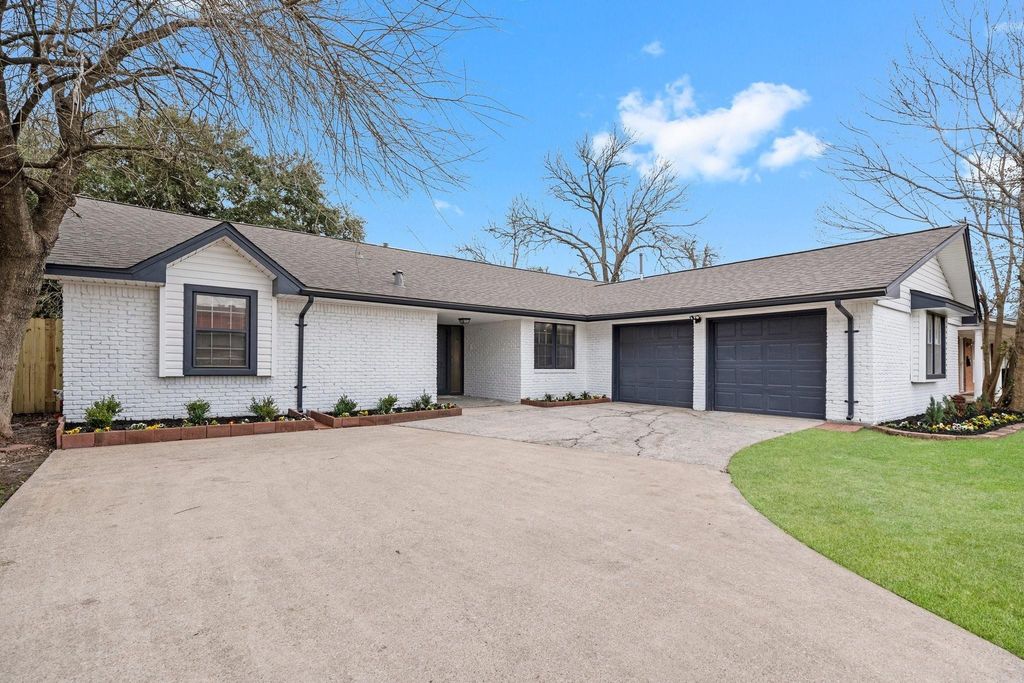 322 E Edgebrook Drive, Houston, TX 77034