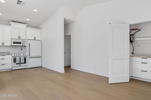 4048 E EDGEMONT Avenue, Phoenix, AZ 85008