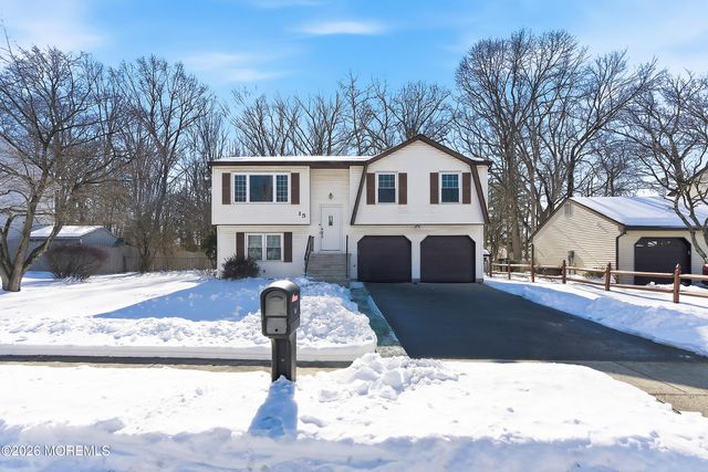 15 Standish Drive, Howell, NJ 07731