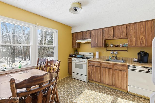 15 Standish Drive, Howell, NJ 07731