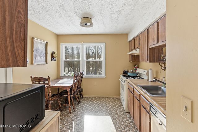 15 Standish Drive, Howell, NJ 07731