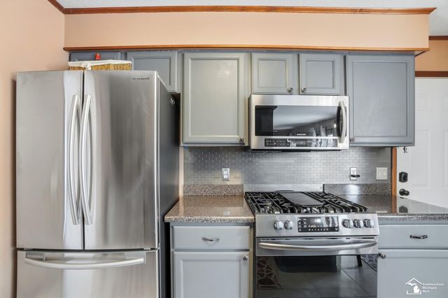 7346 Silo Meadows Drive, Temperance, MI 48182