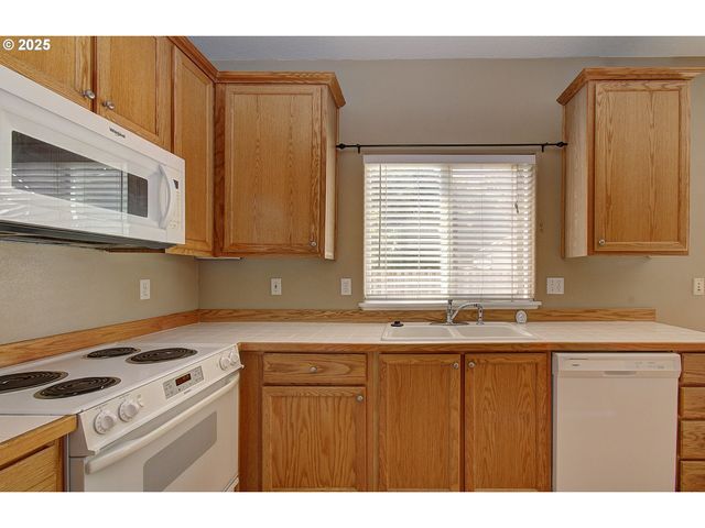 3058 Se MERRIWEATHER Dr, Hillsboro, OR 97123