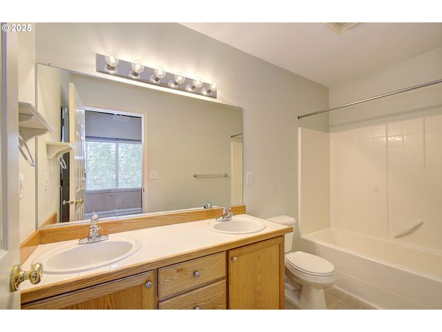 3058 Se MERRIWEATHER Dr, Hillsboro, OR 97123