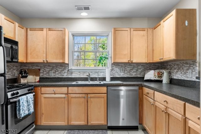 30 Federal Hill Rd 13, Pompton Lakes Boro, NJ 07442